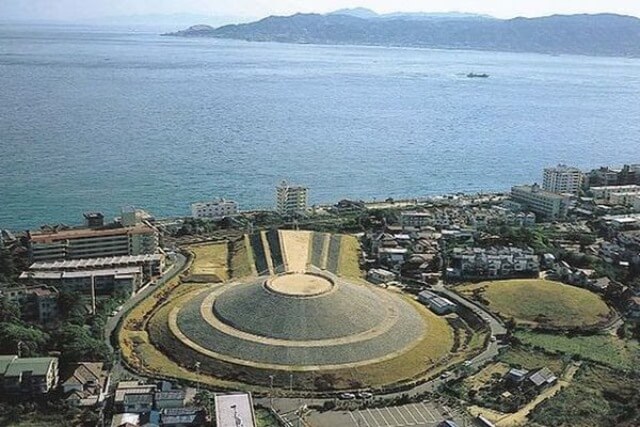 Exemplo de túmulo histórico kofun em formato disco Goshikizuka Kofun, na cidade de Kobe no Japão (Foto: city.kobe.lg.jp)