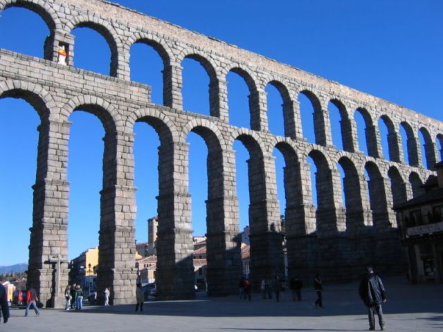 Os famosos aquedutos romanos já se utilizavam da técnica do concreto pré-moldado (Foto: reprodução)