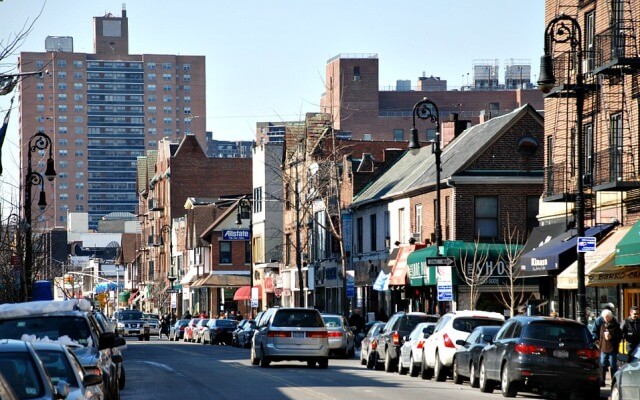 O bairro Forest Hills Garden em Nova York, local pioneiro em construções de casas pré-fabricadas na América (Foto: 6sqft.com)