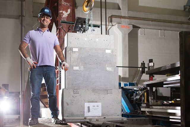 O engenheiro Jorge Cueto e os blocos que formam uma 'telescopic wall" (Foto: University at Buffalo)